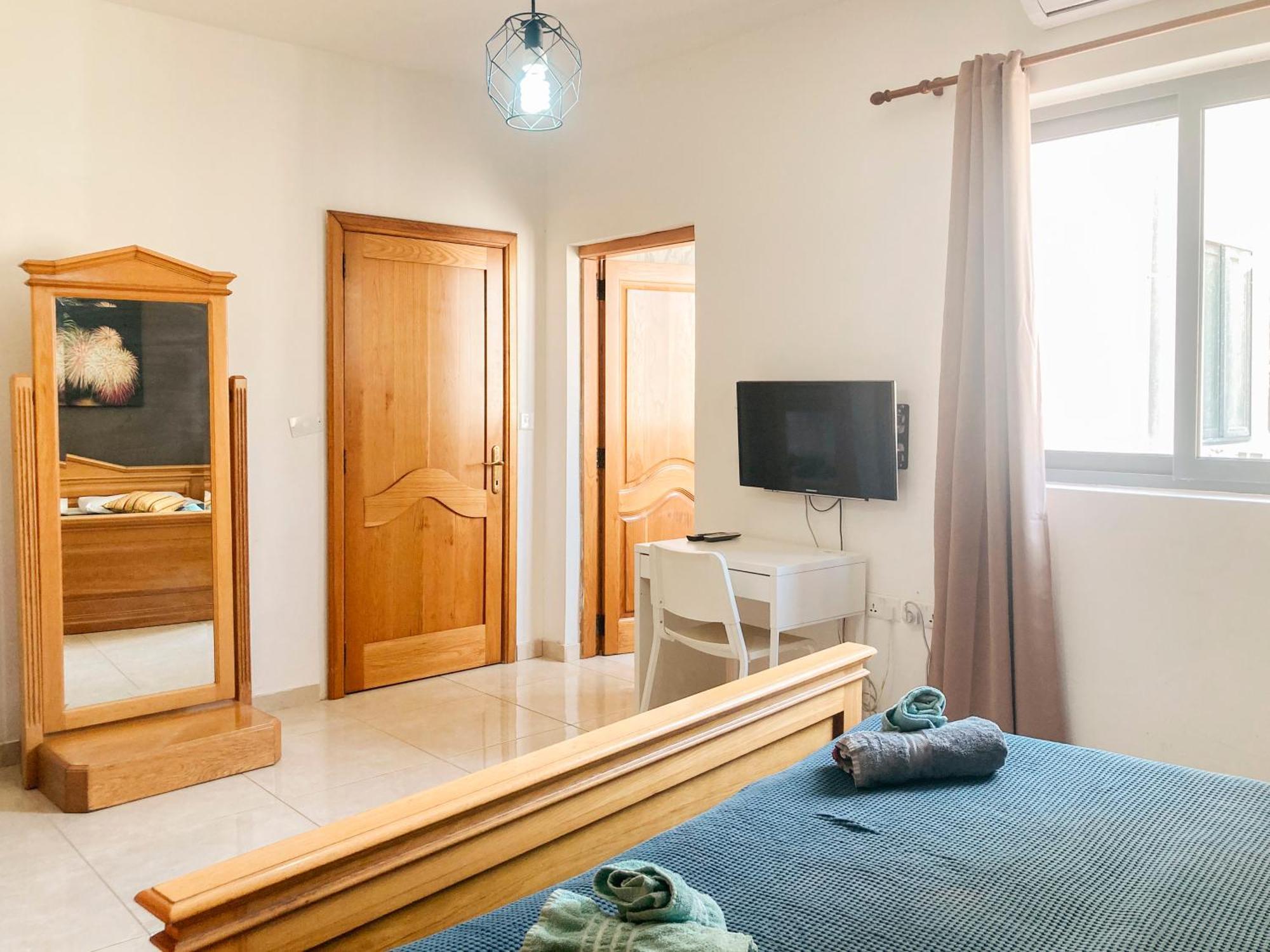 Xl Central Home - Sleeps 10 People Pieta ภายนอก รูปภาพ