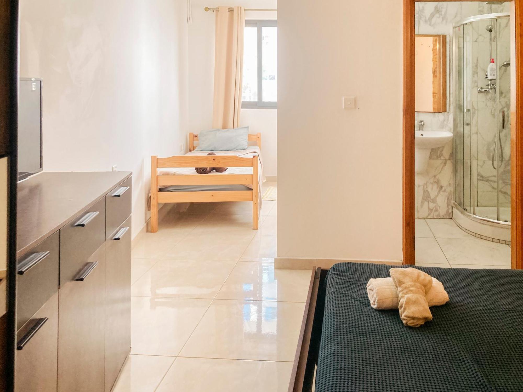 Xl Central Home - Sleeps 10 People Pieta ภายนอก รูปภาพ