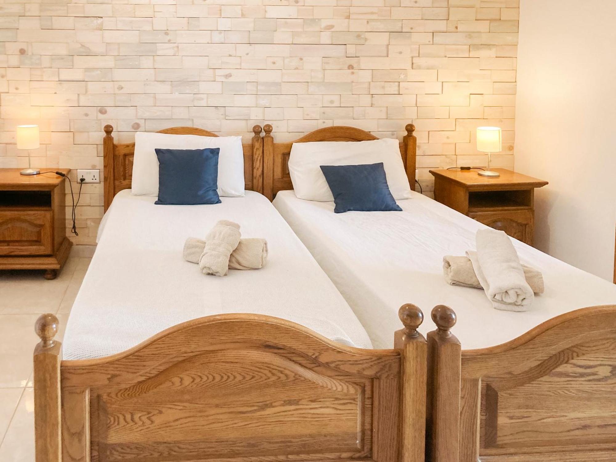 Xl Central Home - Sleeps 10 People Pieta ภายนอก รูปภาพ