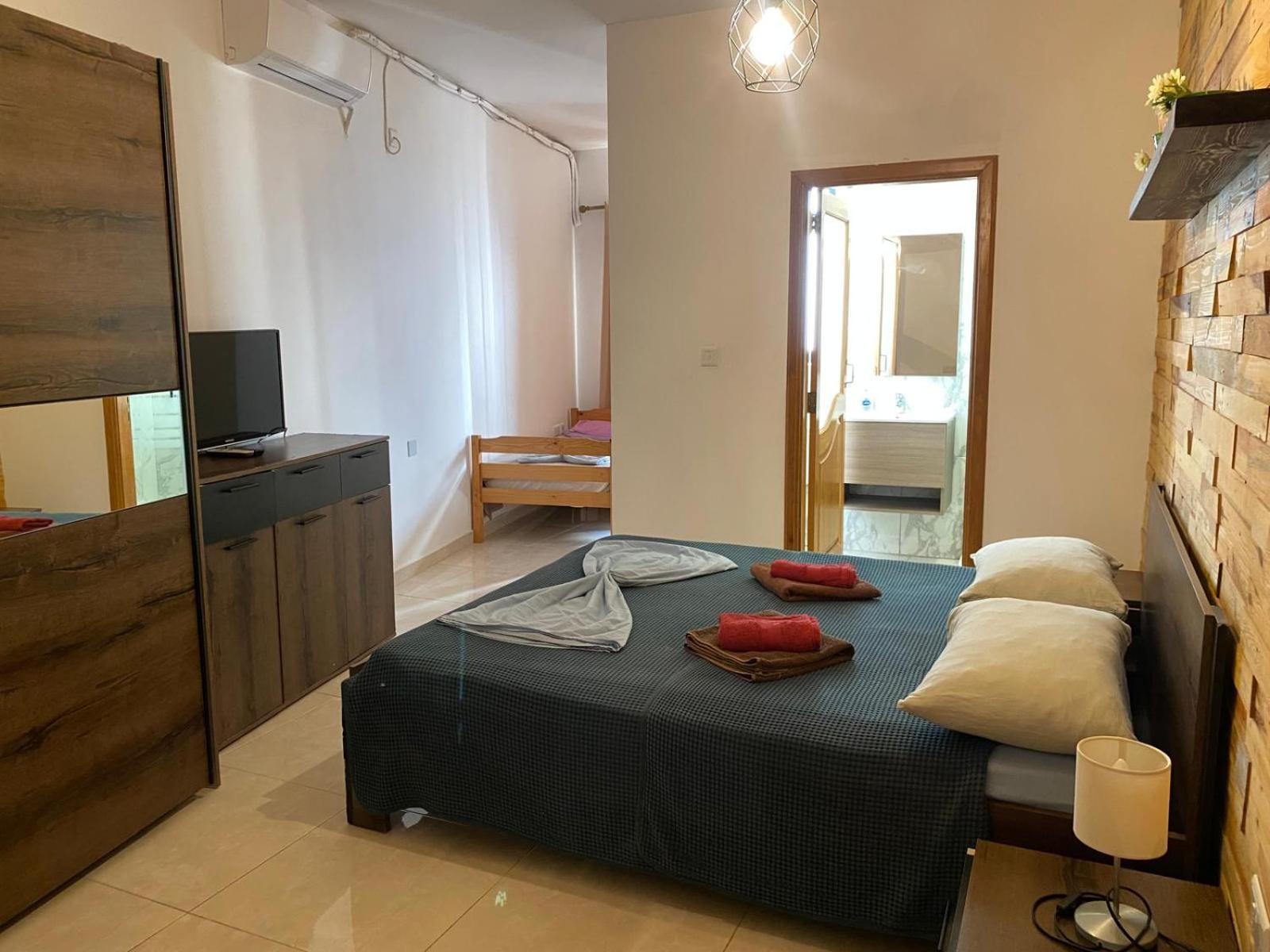 Xl Central Home - Sleeps 10 People Pieta ภายนอก รูปภาพ